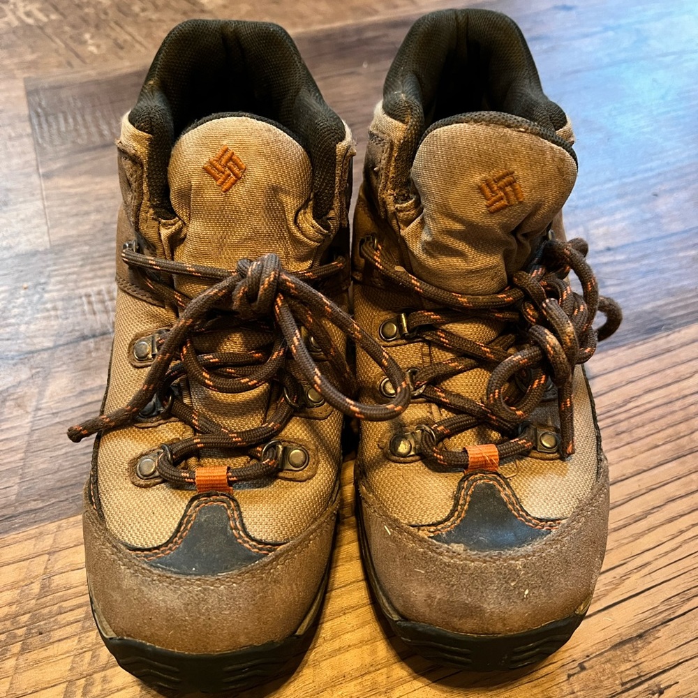 Columbia hiking boots boys size 4